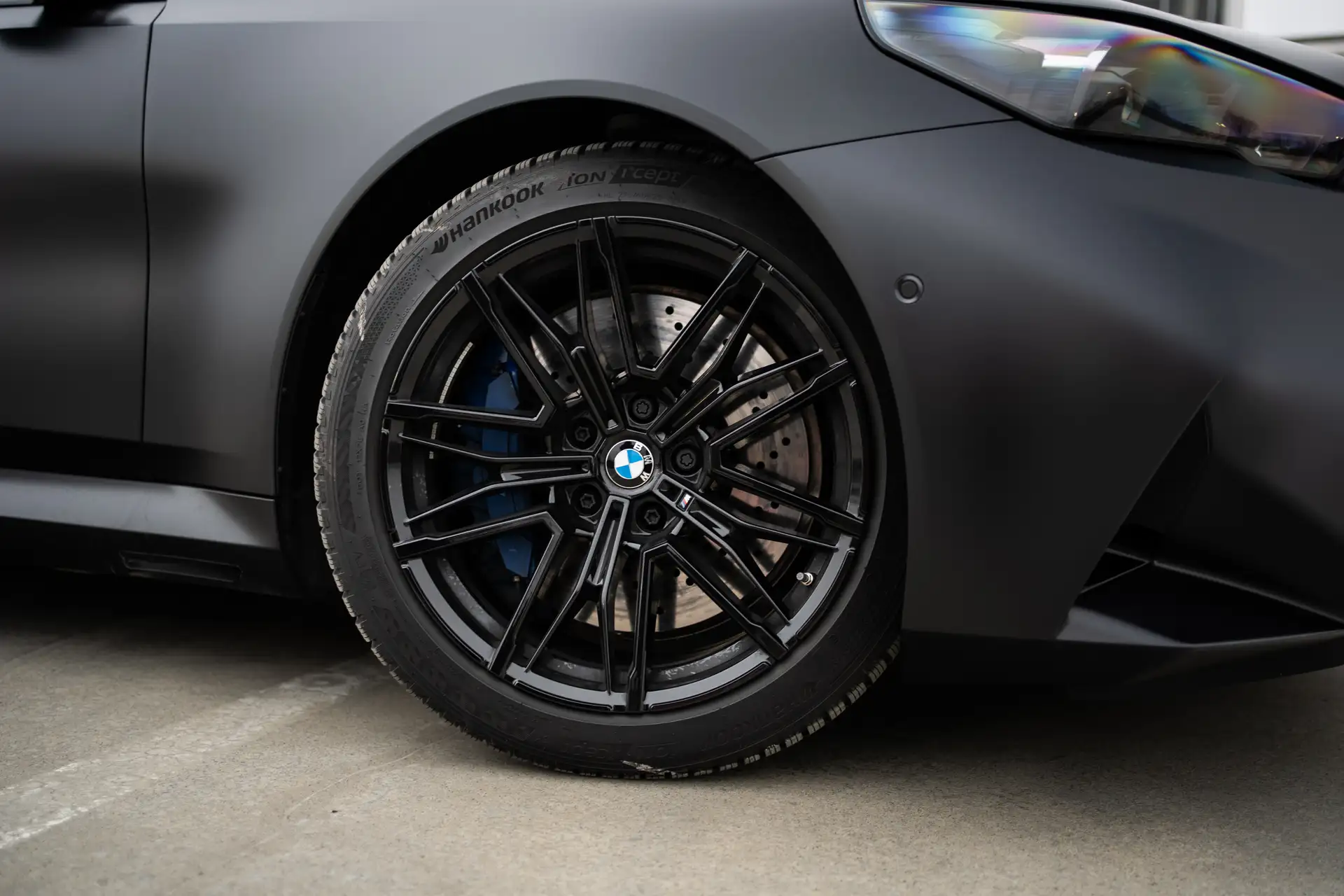 Die vordere Felge unseres BMW M5 im Detail.